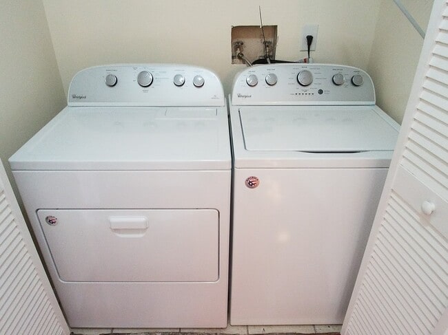 Building Photo - Beautiful Remodeled 1/1 Condo x Rent @ Winter Park in front of Full Sail.