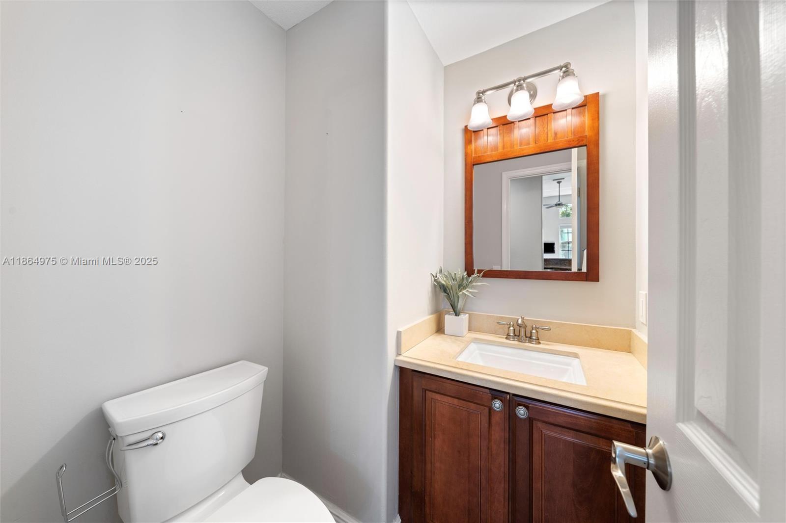 Building Photo - 2587 Jardin Ct
