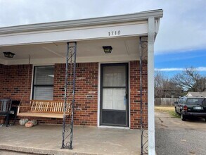 Building Photo - Cute 1 bed , 1 bath with washer dryer hook...
