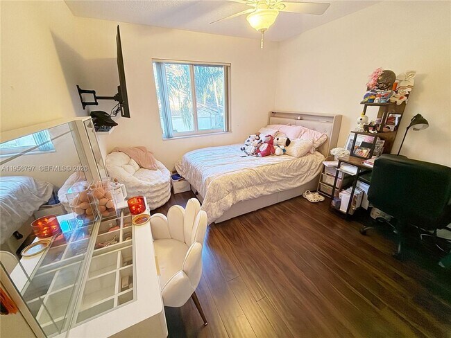 Building Photo - 1122 SW 158th Ave