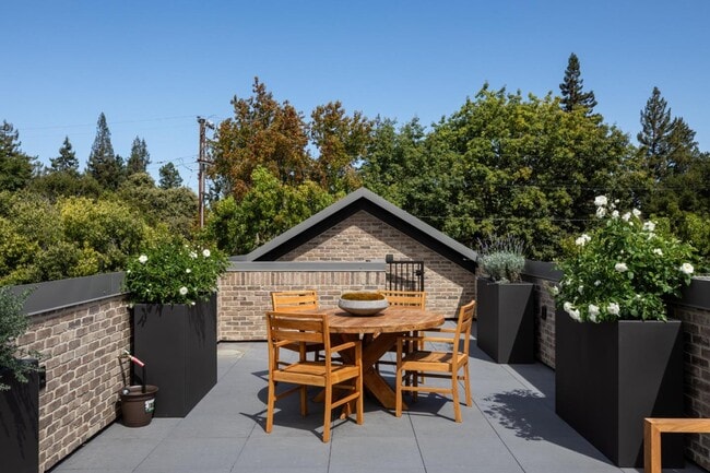 Building Photo - 160 Waverley St