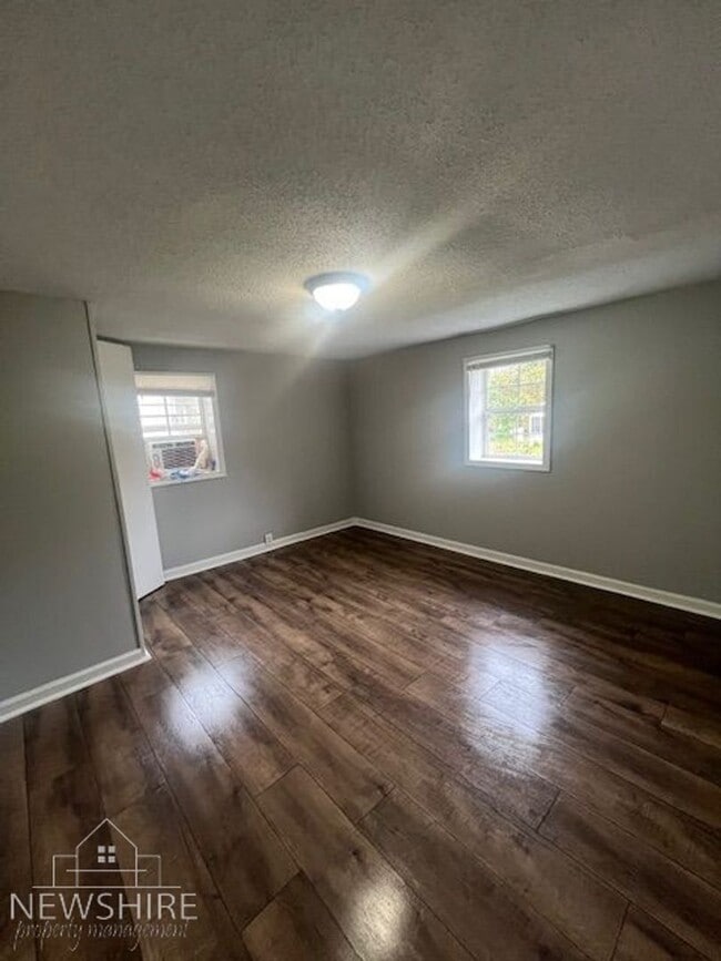 Building Photo - Charming 2BR Home with Large Front Porch & Spacious Kitchen
