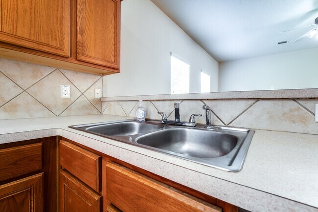 Building Photo - 6702 Albion Cresent Dr