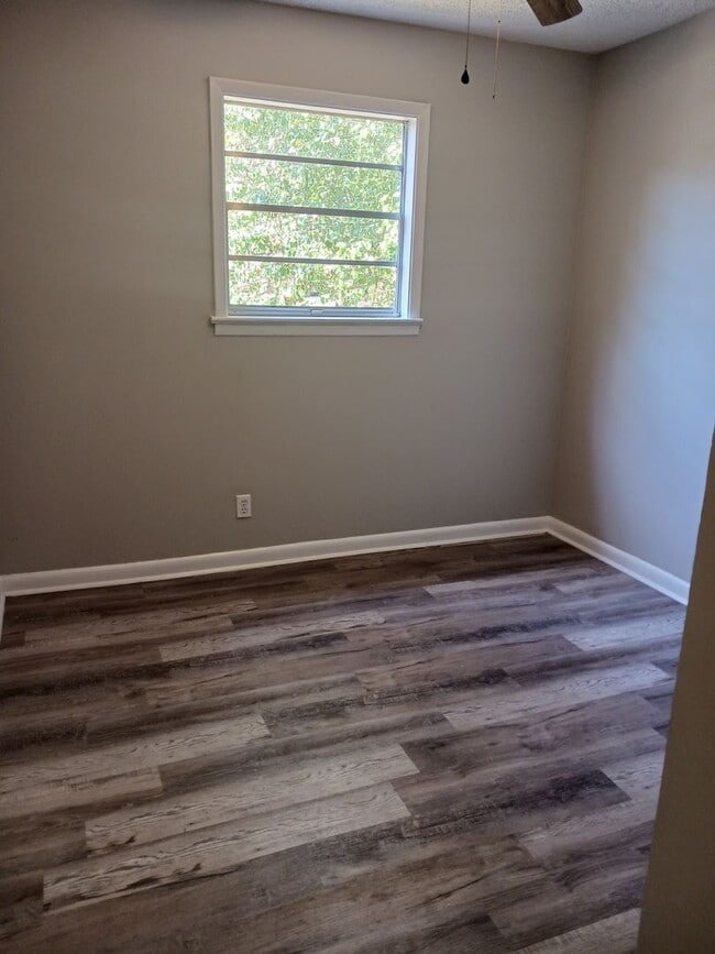 Building Photo - 4 Bedroom Home Available Now!