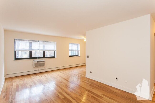 Building Photo - 0 bedroom in Chicago IL 60657