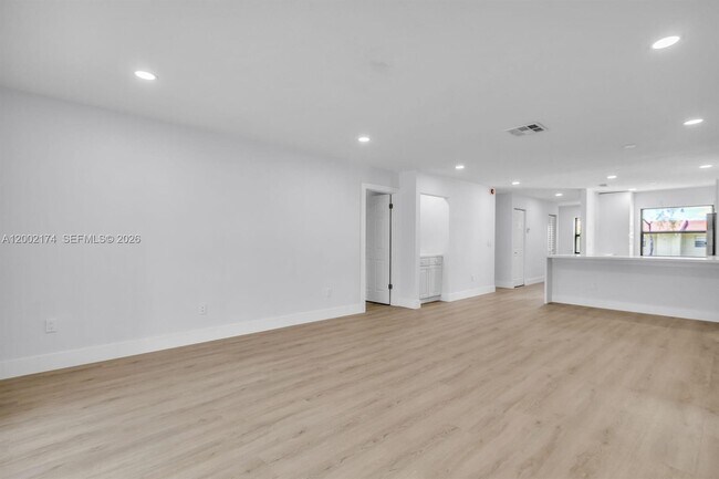 Building Photo - 8535 Casa Del Lago