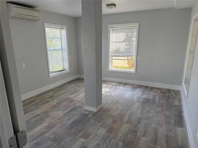 Building Photo - 1209 1st St