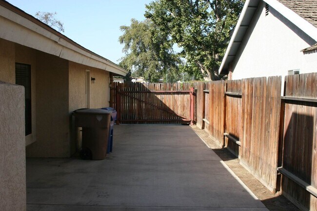 Building Photo - 9313 Laurel Oak Way