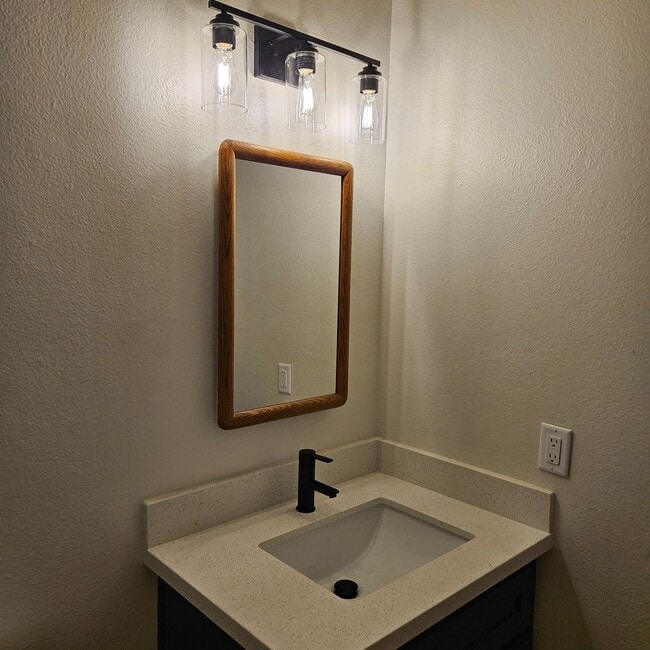 Building Photo - Remodeled home for Rent