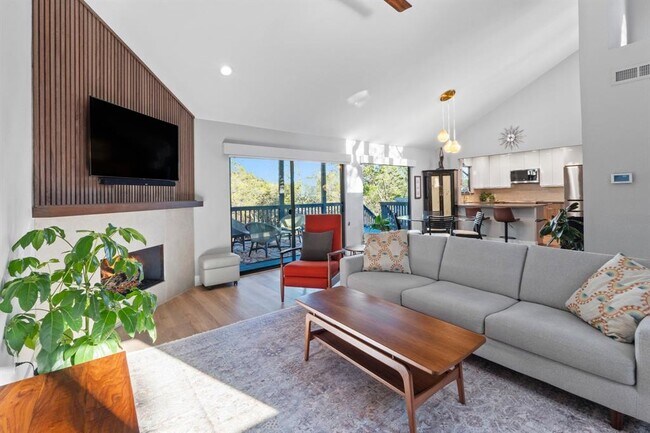 Building Photo - 2200 Homedale Dr