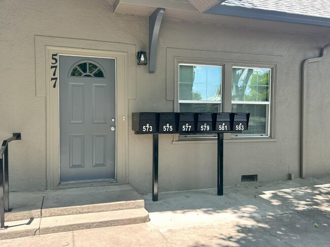 Primary Photo - 573 N Minaret Ave