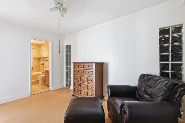 Building Photo - 218 SE 3rd Terrace