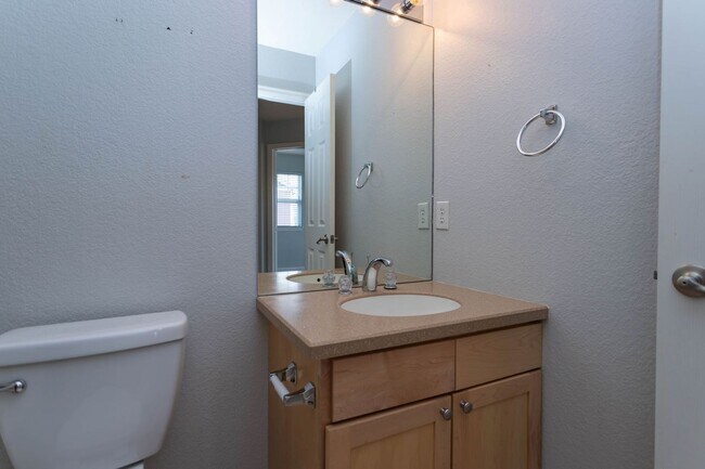 Building Photo - Downtown Living with Style & Views!