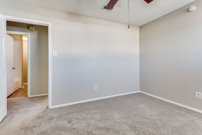 Building Photo - Charming 2-Bedroom Townhome in North Irving with Spacious 2-Car Garage