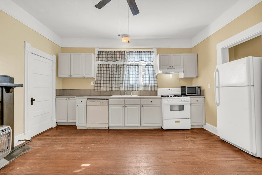 Building Photo - 622 4th St S