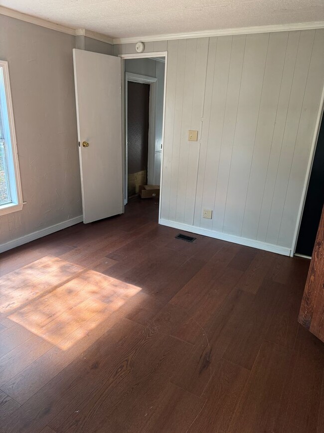 Building Photo - 328 NE Roselawn Ave