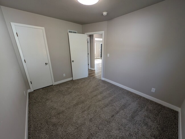 Building Photo - 2 Bedroom, 1 Bathroom house with garage an...