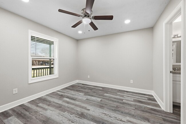 Building Photo - Newly remodeled Unit Ready for you!