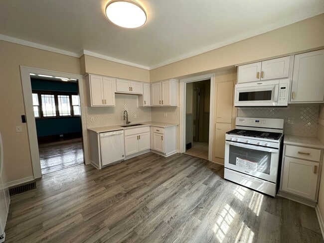 Building Photo - 1119 Alexander St SE