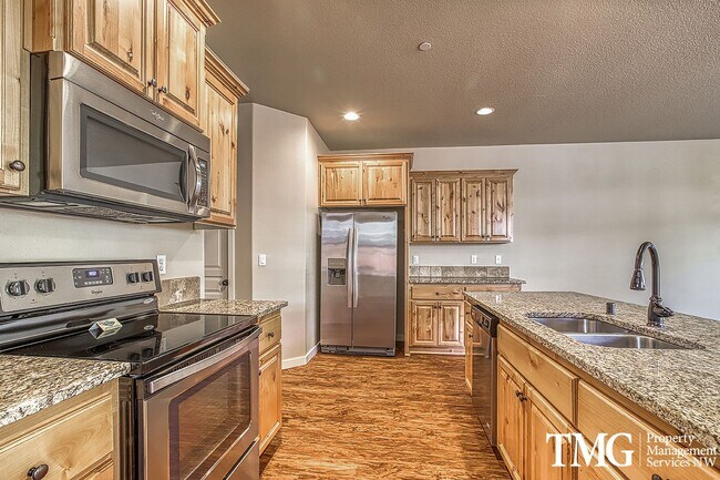 Building Photo - Contemporary 3 Bed 2.5 Bath Style Home in ...