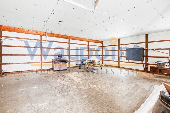 Building Photo - 9127 N Vickeryville Rd