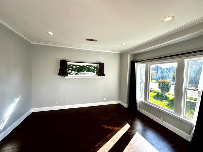 Building Photo - Fantastic Spacious Craftsman 2 bed - 2 bat...