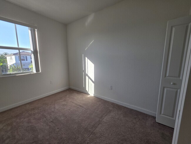 Building Photo - 2420 NW 131st Cir
