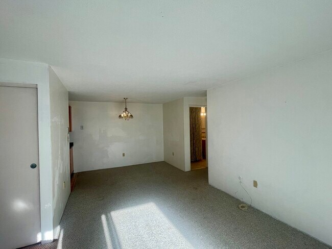 Building Photo - 9 Village Rock Ln