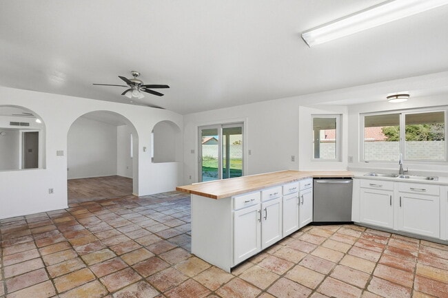 Building Photo - 7016 E Menlo St