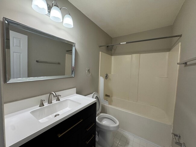 Building Photo - 2 Bedroom 1 Bathroom