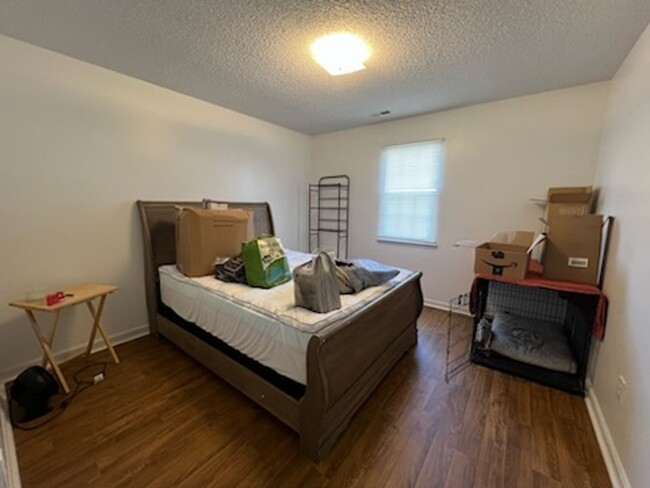 Building Photo - 2 Bed / 1 Bath Duplex – Close to Base!
