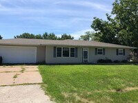 Building Photo - Cozy 3 Bedroom Home with Garage in Colona