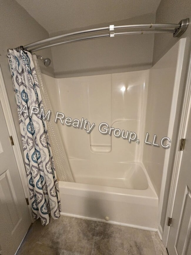 Building Photo - Private Country Feel Close to Downtown