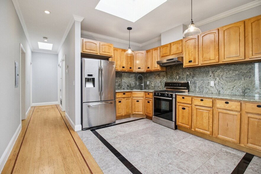 Building Photo - 163 Rae Ave