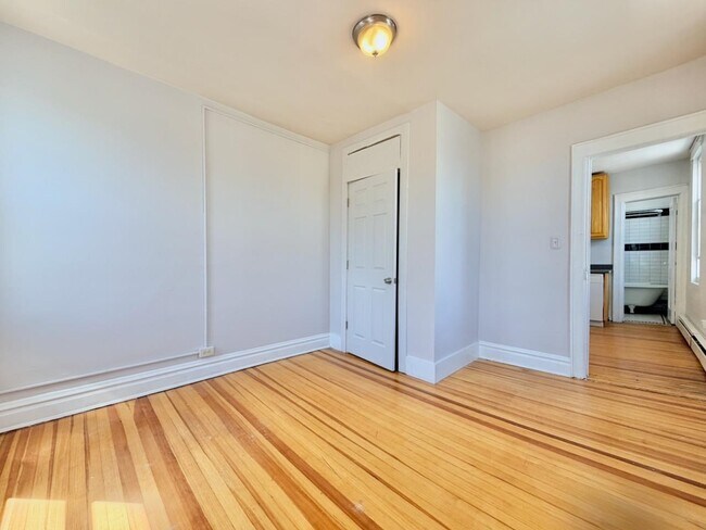 Building Photo - 409 Monmouth St