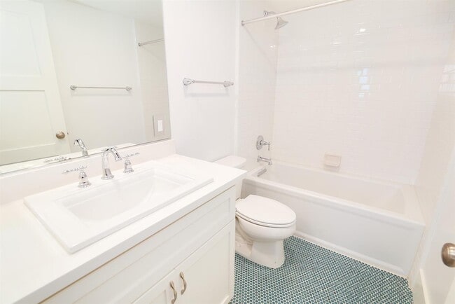 Building Photo - NEWER HOME -4 BED, 3.5 BATHS, 2 CAR GARAGE DOWNTOWN LIVING