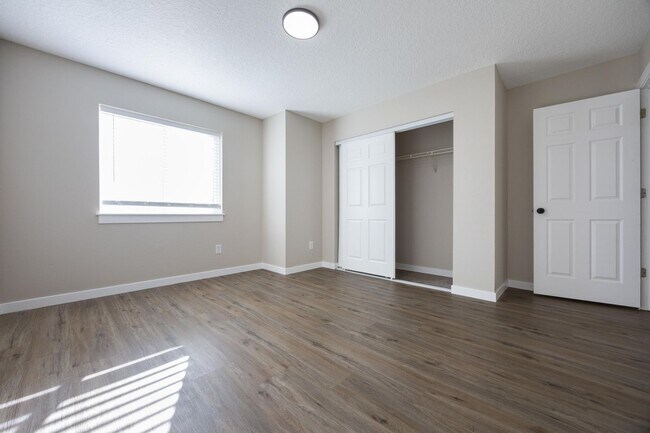 Building Photo - 3 bedroom, 2.5 bathroom home - SE Portland