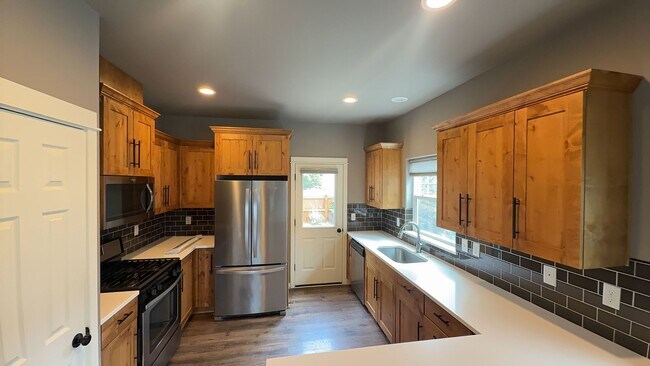 Building Photo - 2728 NE Black Oak Pl