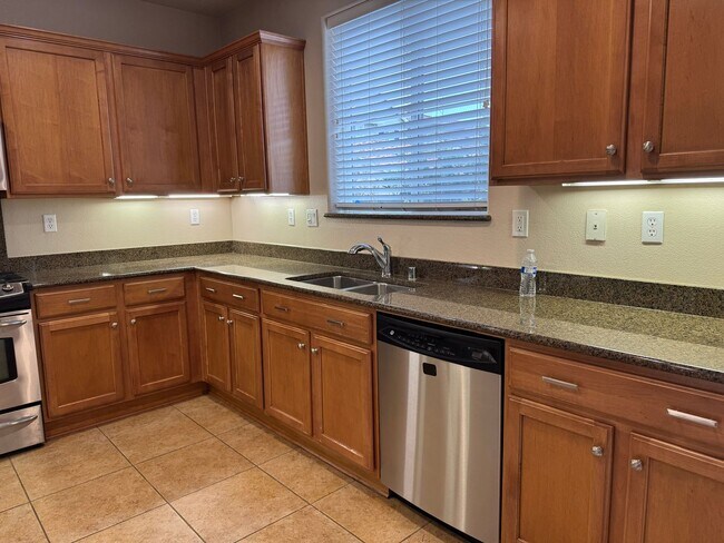 Building Photo - Corner lot Roseville property!