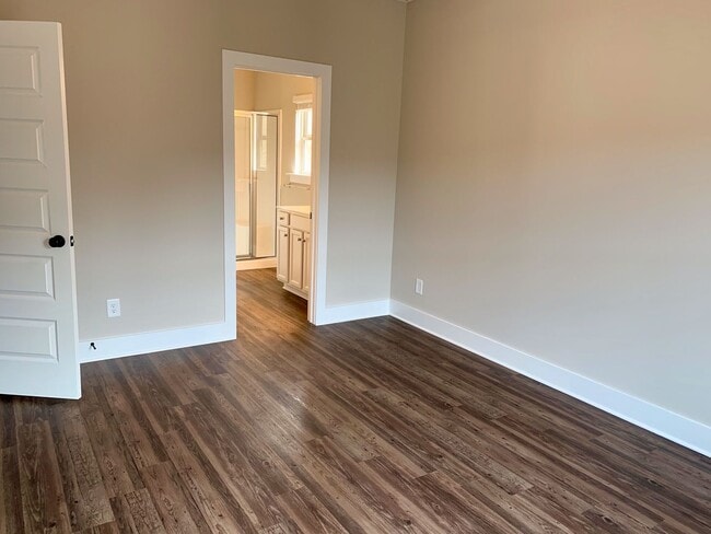 Building Photo - 3 bedroom home with garage and fenced backyard!