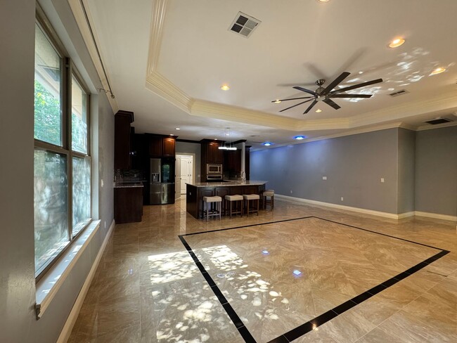 Building Photo - Spacious 3 Bedroom 2.5 Bath Home Near Okla...