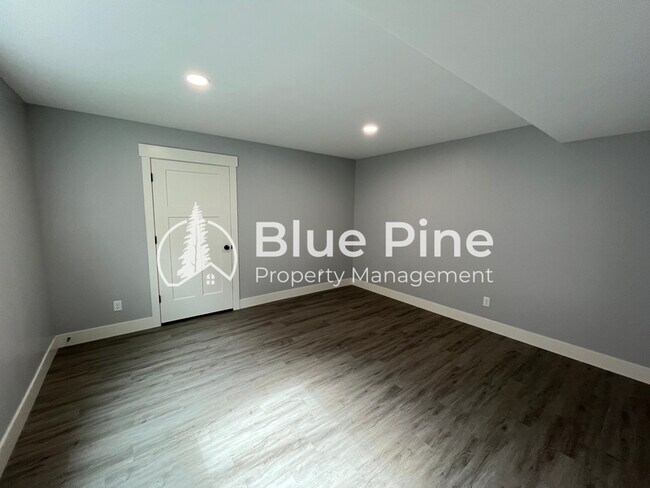 Building Photo - 3237 Harlow Dr