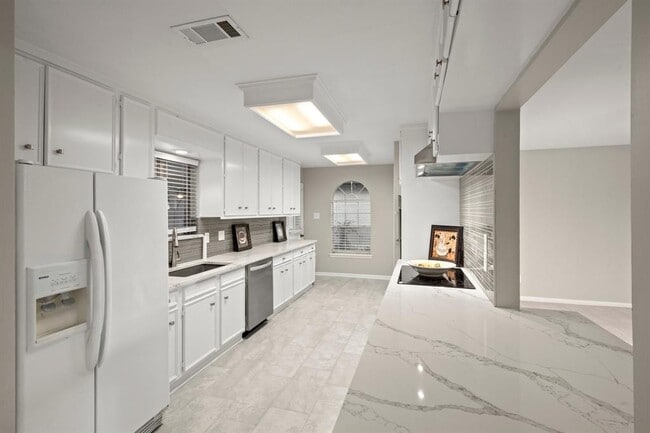 Building Photo - 8 Champions Colony E