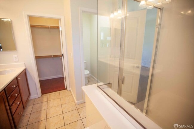 Building Photo - Beautiful updated 3-level, 3BR2.5BA and 2-car garage townhome!