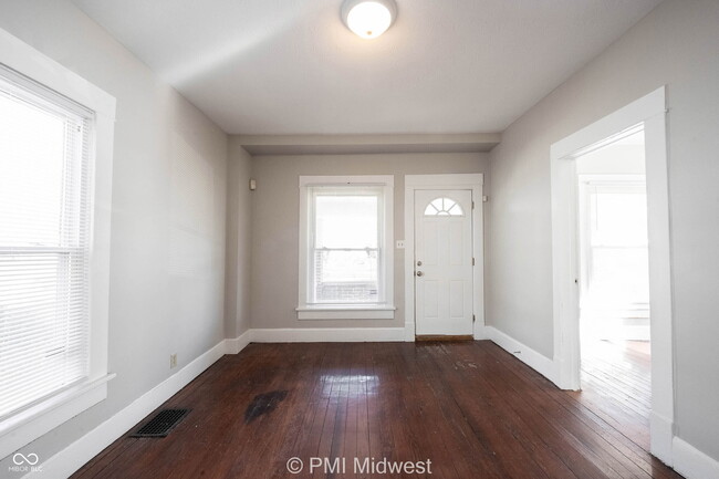 Building Photo - 323 W 40th St