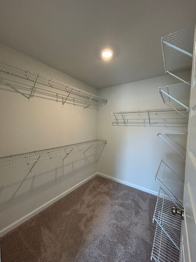 Building Photo - Luxury End-Unit Townhome with 2-Car Garage, Deck & Bonus Room – Available June 5!