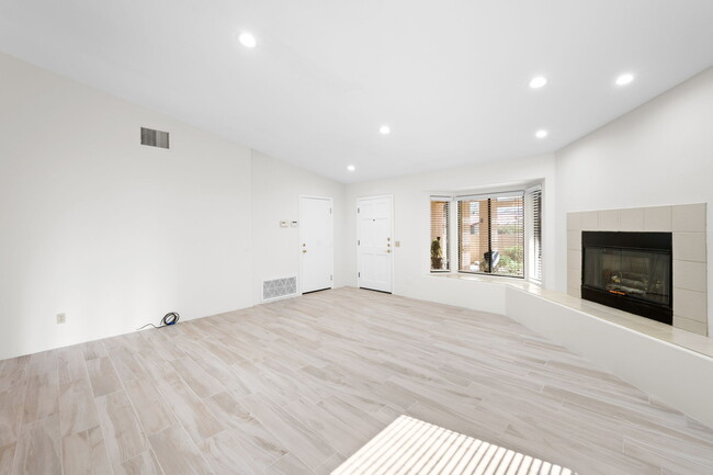 Plenty of natural and overhead lighting - 53715 Avenida Rubio