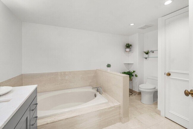 Building Photo - 4201 N Ocean Blvd