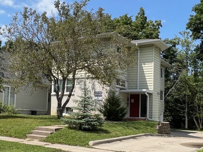 Building Photo - Woodland Duplex (3019/3021)