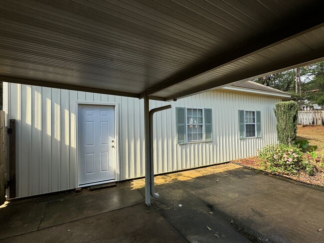 Building Photo - Deatsville Home with Pool and Large Garage